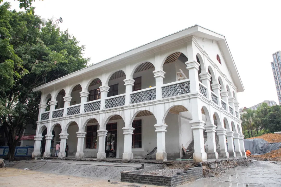 中央苏区金融街位于龙岩老城区主街道新罗区政府旁，分布有共和国金融摇篮——闽西工农银行旧址、毛泽民旧居（隐泉书院）、国共谈判点“六角亭”、闽西苏维埃政府旧址纪念馆